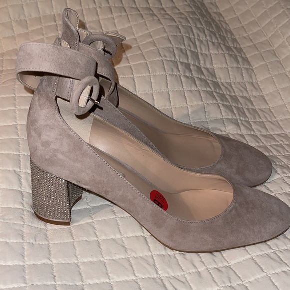 NIB- KARL LAGERFELD PARIS TAUPE LEATHER RHINESTONE BLOCK HEELS SZ 9.5 “Solaine” - Picture 3 of 11